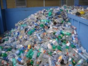 Doniczka z butelki plastikowej – prosty sposób na kreatywny recykling w Twoim domu