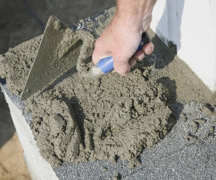 Jak dobrać idealne proporcje wody szklanej do zaprawy? Praktyczny przewodnik