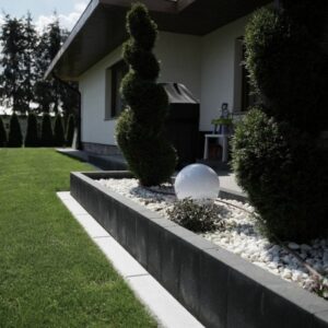 Skuteczne sposoby na oddzielenie trawnika od kamieni i praktyczne porady