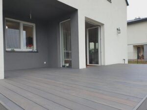Jak wyczyścić taras drewniany bez uszkodzeń i uniknąć drogich napraw